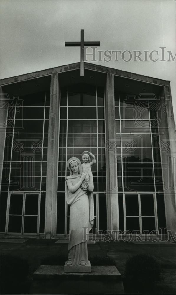 1979 Press Photo Lady of Sorrows figurine in front of church, Homewood, Alabama - Historic Images