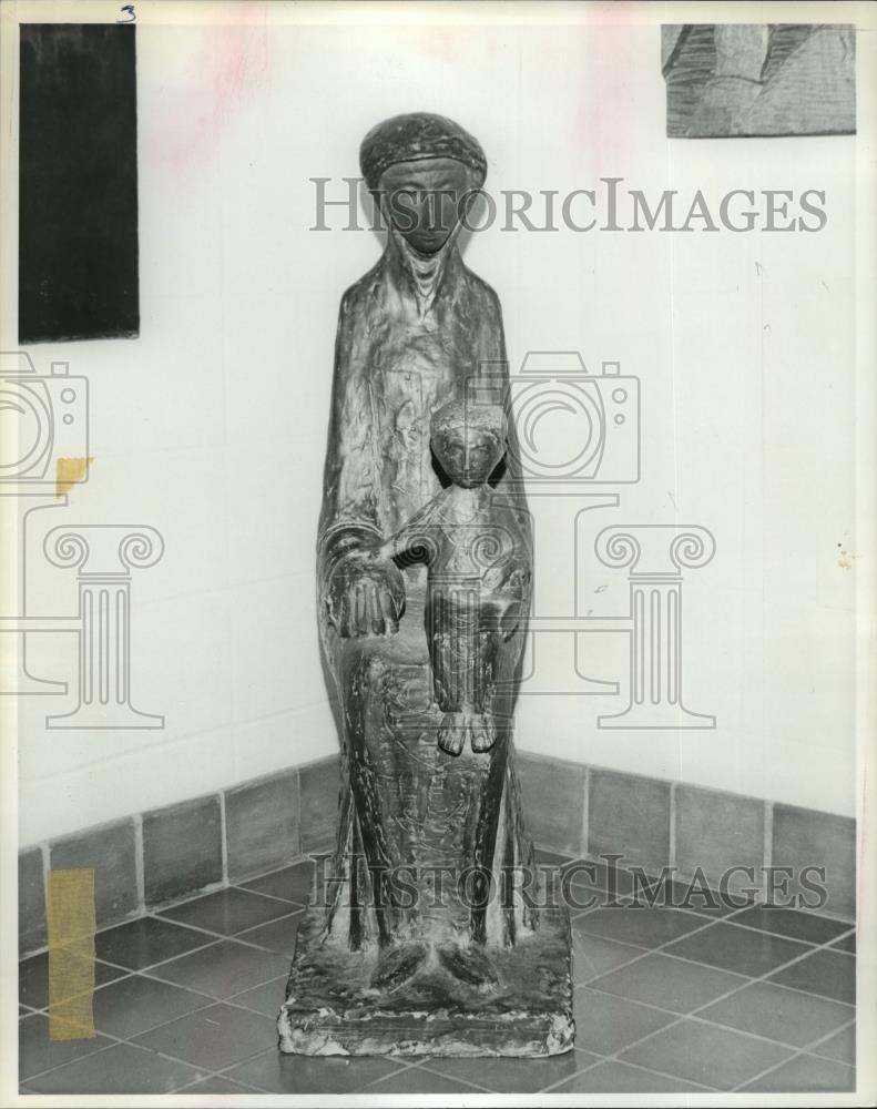 1980 Press Photo Jude Johnston antiqued Madonna sculpture St. Bernard College - Historic Images