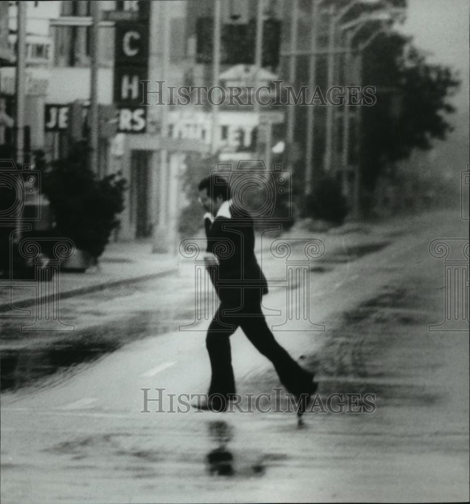 1979 Press Photo Pedestrian runs as Hurricane Frederic closes in Mobile Alabama - Historic Images