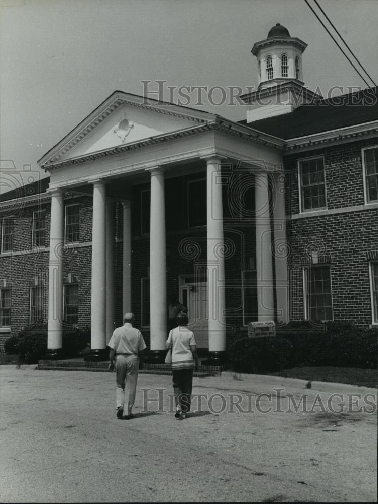 1980 Press Photo Visitors at Ketona Nursing Home, Alabama - abna14198 - Historic Images