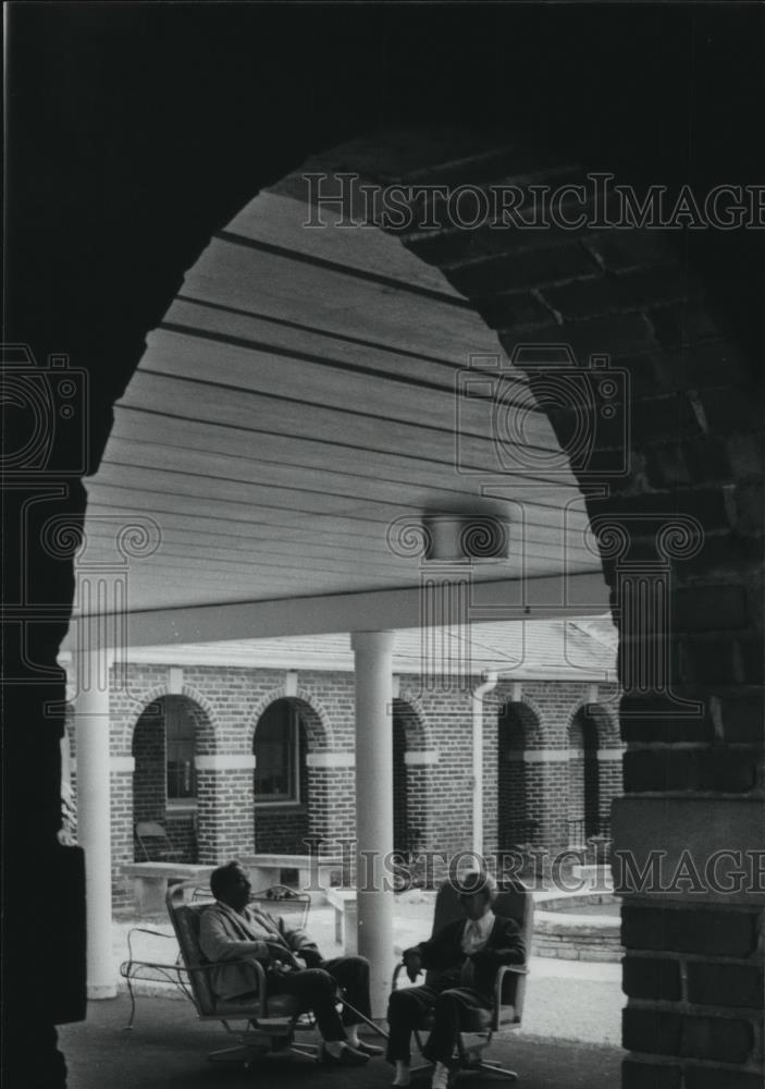 1980 Press Photo Relaxing at Jefferson County Nursing home, Ketona - abna14199 - Historic Images