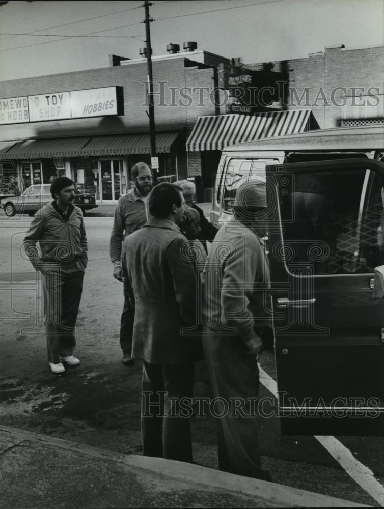 1982 Press Photo City Council members getting in van for trip, Homewood, Alabama - Historic Images