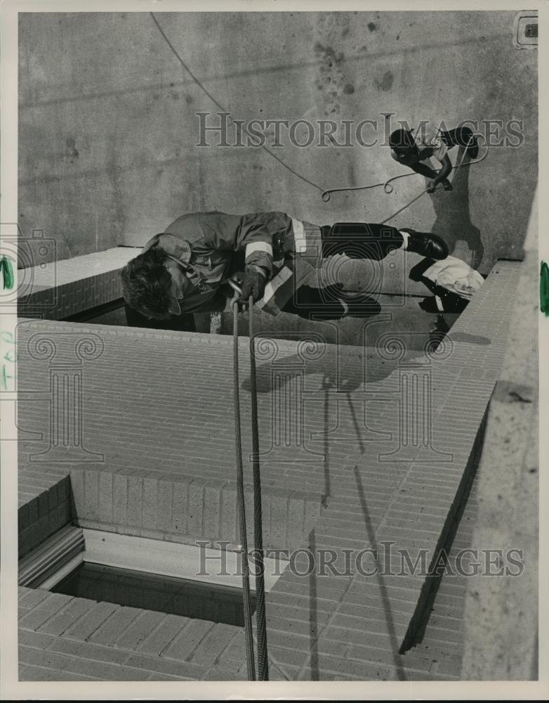 1985 Press Photo Fireman rappells from Homewood Fire Department Tower, Alabama - Historic Images