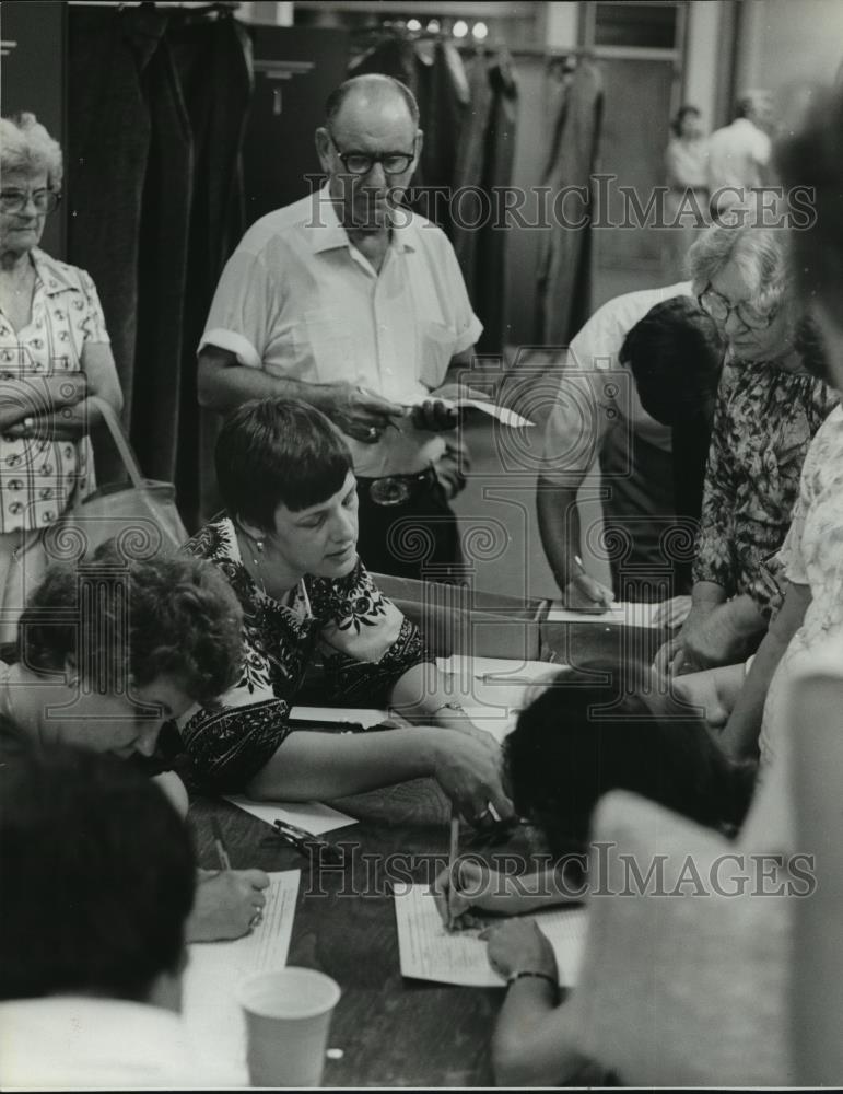 1980 Press Photo Citizens at Hoover Mall wait election results, Hoover, Alabama - Historic Images