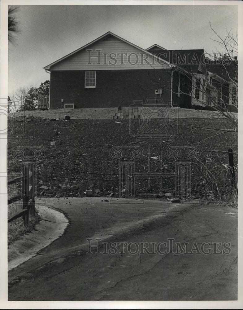 1985 Press Photo Ivy Hills homeowners want dirt bank to come down Hoover Alabama - Historic Images