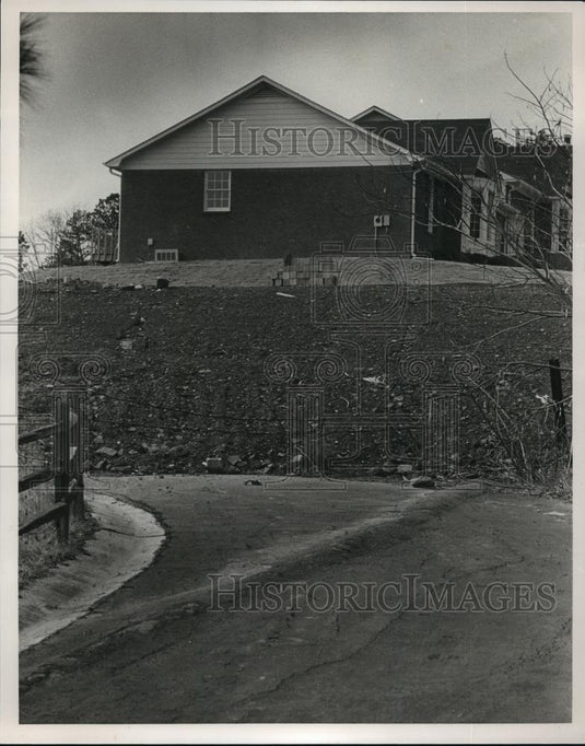 1985 Press Photo Ivy Hills homeowners want dirt bank to come down Hoover Alabama - Historic Images