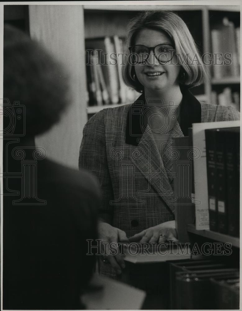 1990 Press Photo Librarian Linda Andrews Hoover Alabama - abna14351 - Historic Images