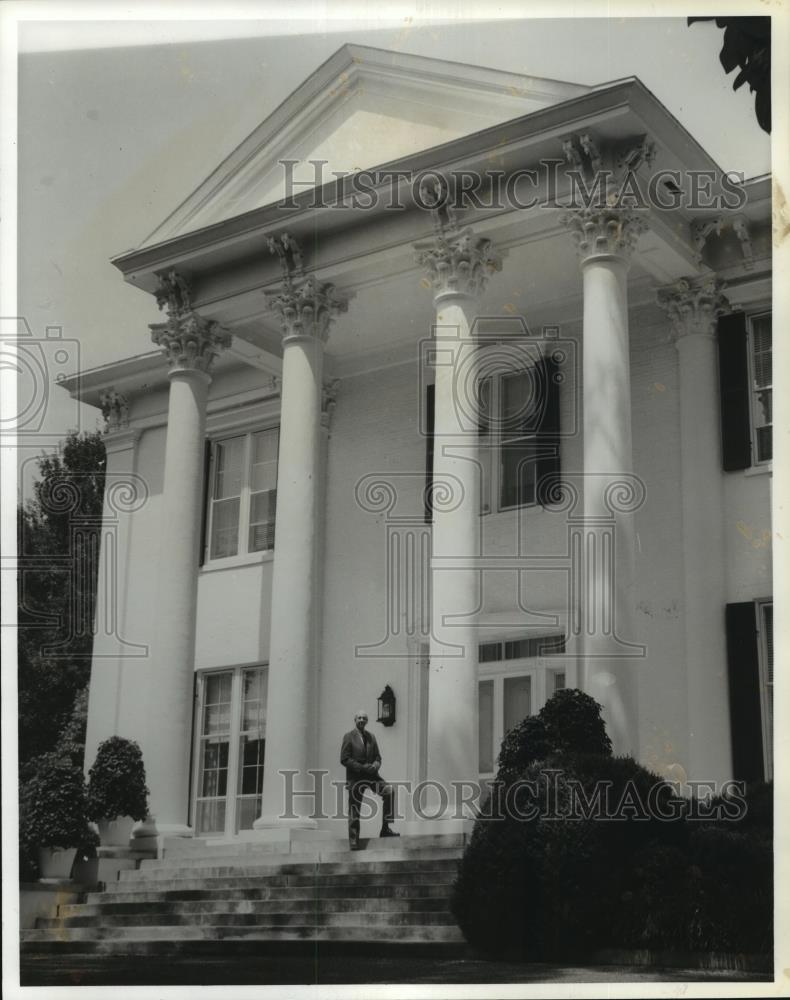 1981 Press Photo Rhett on porch of his antebellum home, Huntsville, Alabama - Historic Images