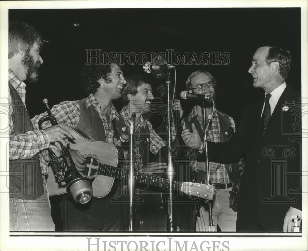 1981 Press Photo George Bush sings with Three on a String band - abna14401 - Historic Images