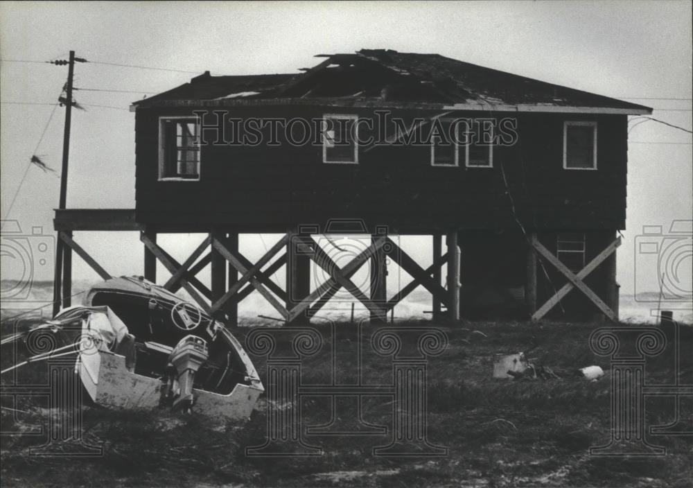 1985 Press Photo Abandoned boat and home at Gulf Shores coast - abna14485 - Historic Images