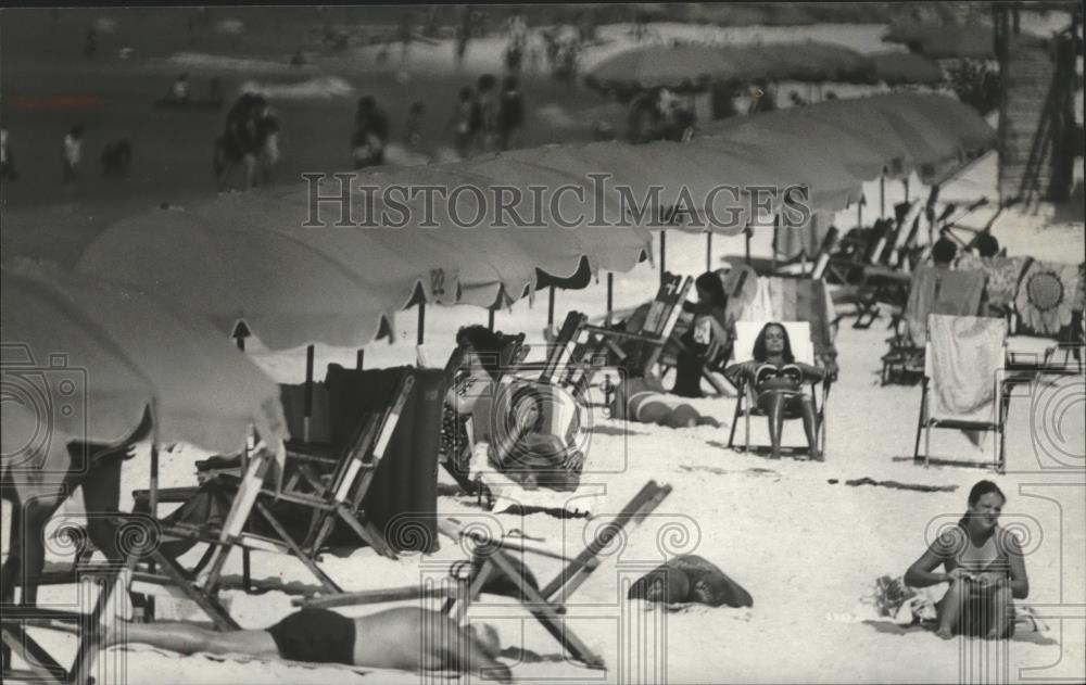 1979 Press Photo Many beach goers at Gulf Shores, Alabama - abna14500 - Historic Images