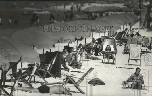 1979 Press Photo Many beach goers at Gulf Shores, Alabama - abna14500 - Historic Images