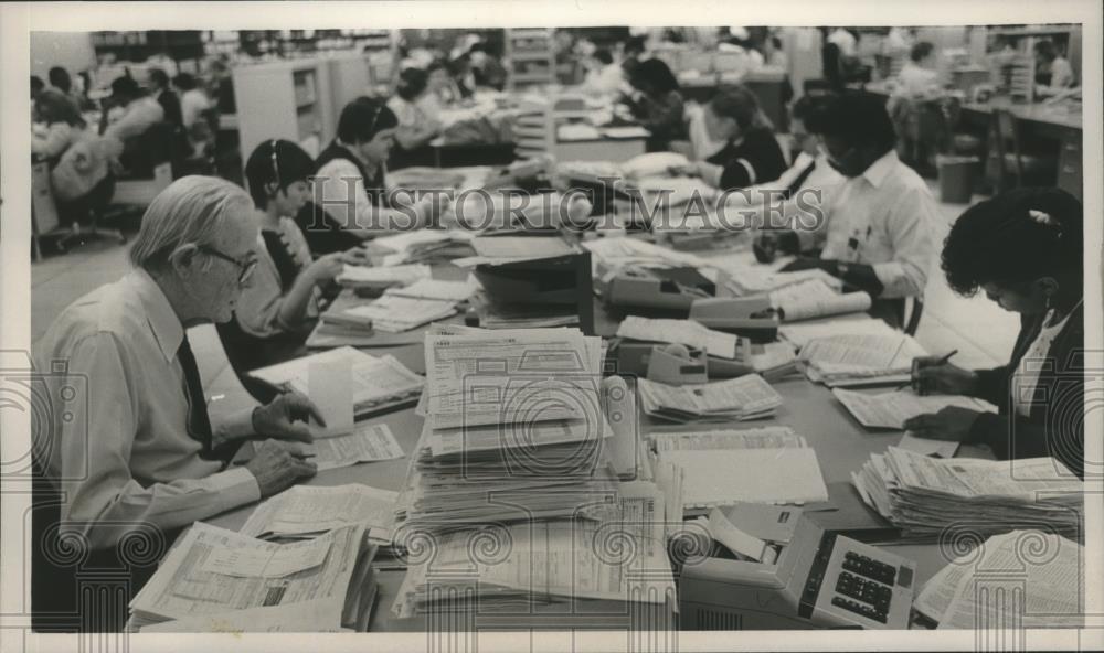 1986 Press Photo Workers at Internal Revenue Service process 1040 Forms, Atlanta - Historic Images
