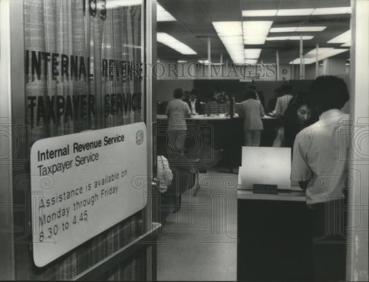 1982 Press Photo People get assistance at IRS office - abna14519 - Historic Images
