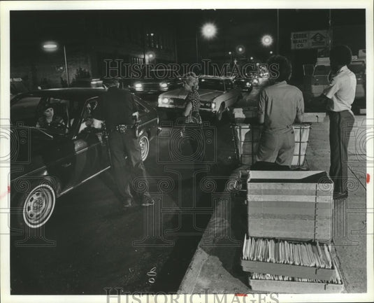 1982 Press Photo Cars in line at downtown post office curb - abna14521 - Historic Images