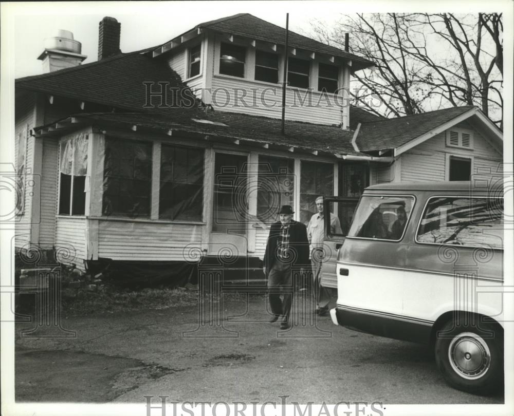 1982 Press Photo People leaving home in Tarrant, Alabama - abna14533 - Historic Images