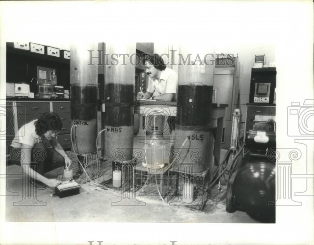 1981 Press Photo Tennessee Valley Authority tests acid in coal drainage - Historic Images