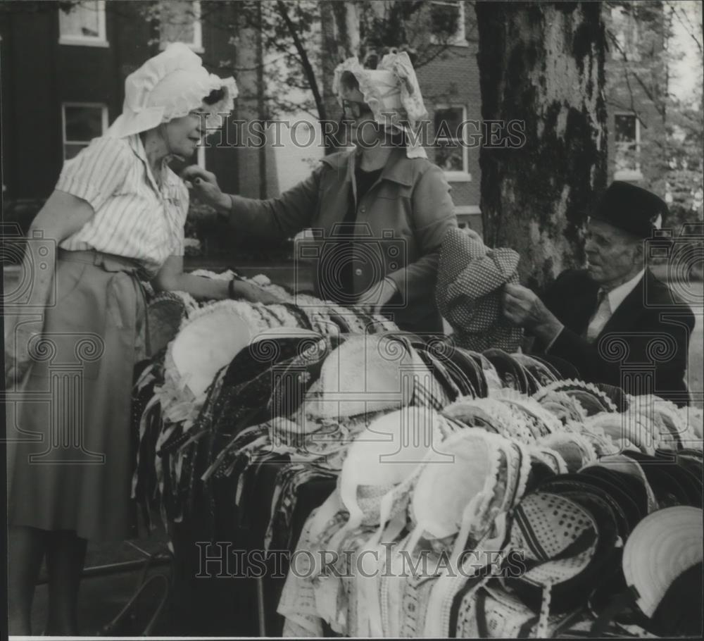 1980 Press Photo Mary &amp; Felix Bailey selling bonnets, Scottsboro Trade Day, AL - Historic Images