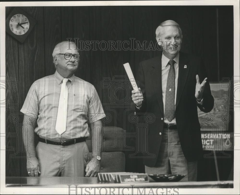 1988 Press Photo Guy Hunt in Calera, Alabama with Mayor George Roy - abna14612 - Historic Images