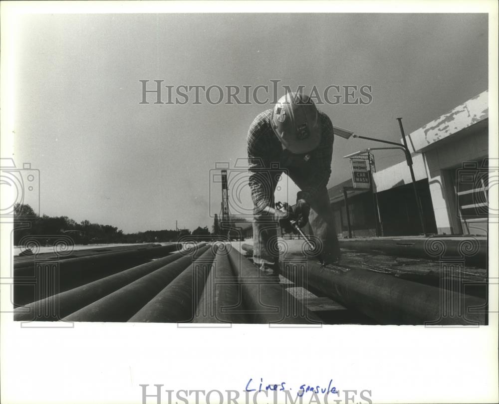 1982 Press Photo Chris Arnold cutting slits in pipe for a well in Graysville, AL - Historic Images