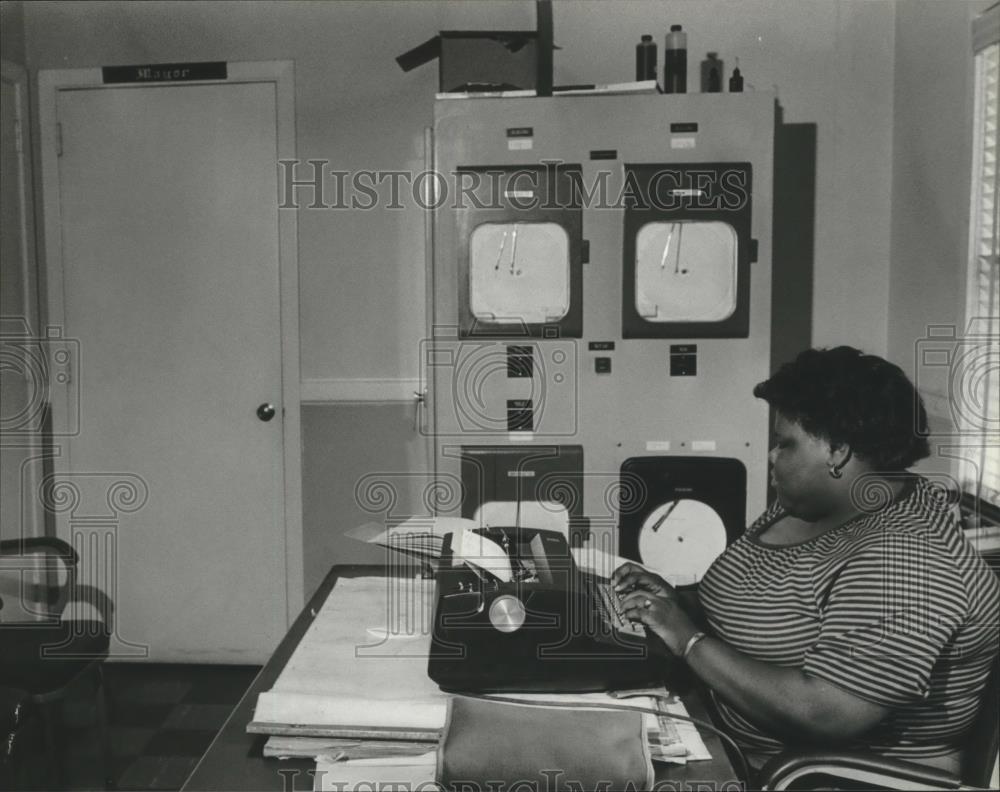 1980 Press Photo Tonya Miles working in Graysville, Alabama City Hall - Historic Images