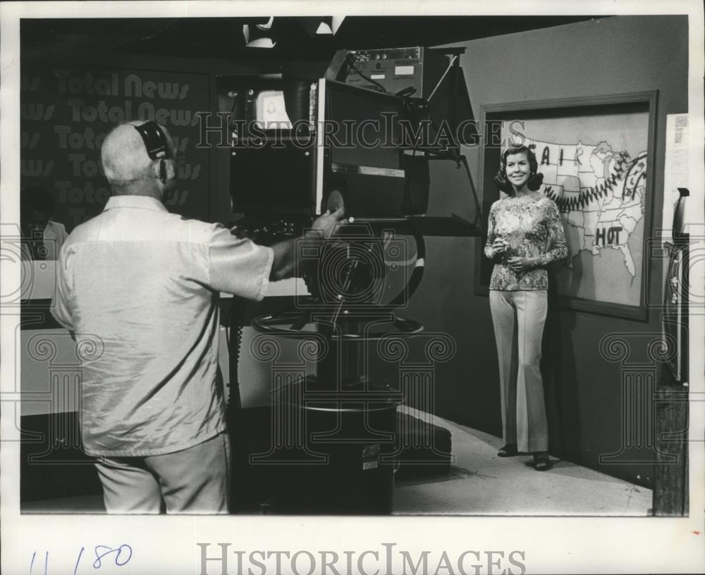 1976 Press Photo Pat Grey, TV hostess &amp; model, presenting the weather, Alabama - Historic Images