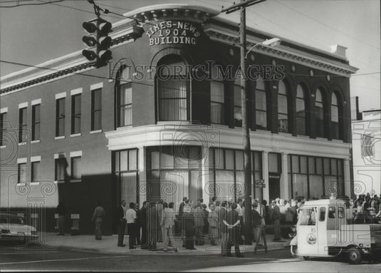 1981 Press Photo Crowd in front of Times-News Building in Gadsden, Alabama - Historic Images