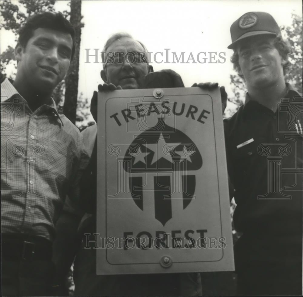 1981 Press Photo The Gordons and ranger Stone with Treasure Forest sign, Alabama - Historic Images