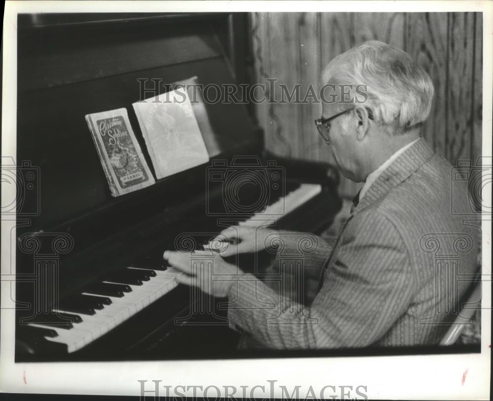 1979 Press Photo Reverend H. Murphy plays piano, Trafford Church of God, Alabama - Historic Images