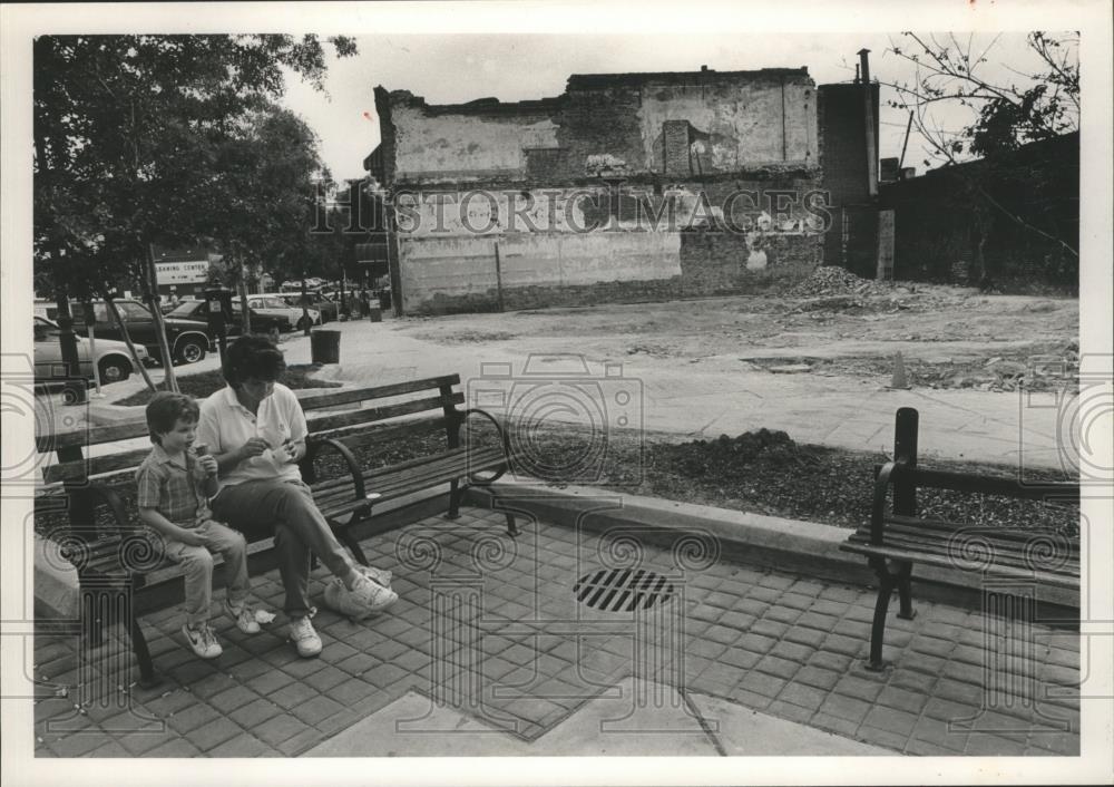 1987 Press Photo Matt and Patti Besecker, near Studio Arts Site Birmingham - Historic Images