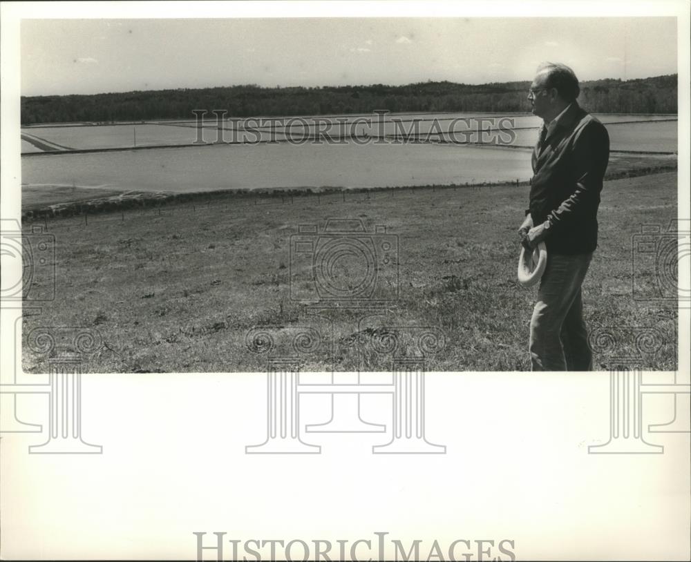 1985 Press Photo Elvin Wright view complex of ponds in Hale County, Alabama - Historic Images