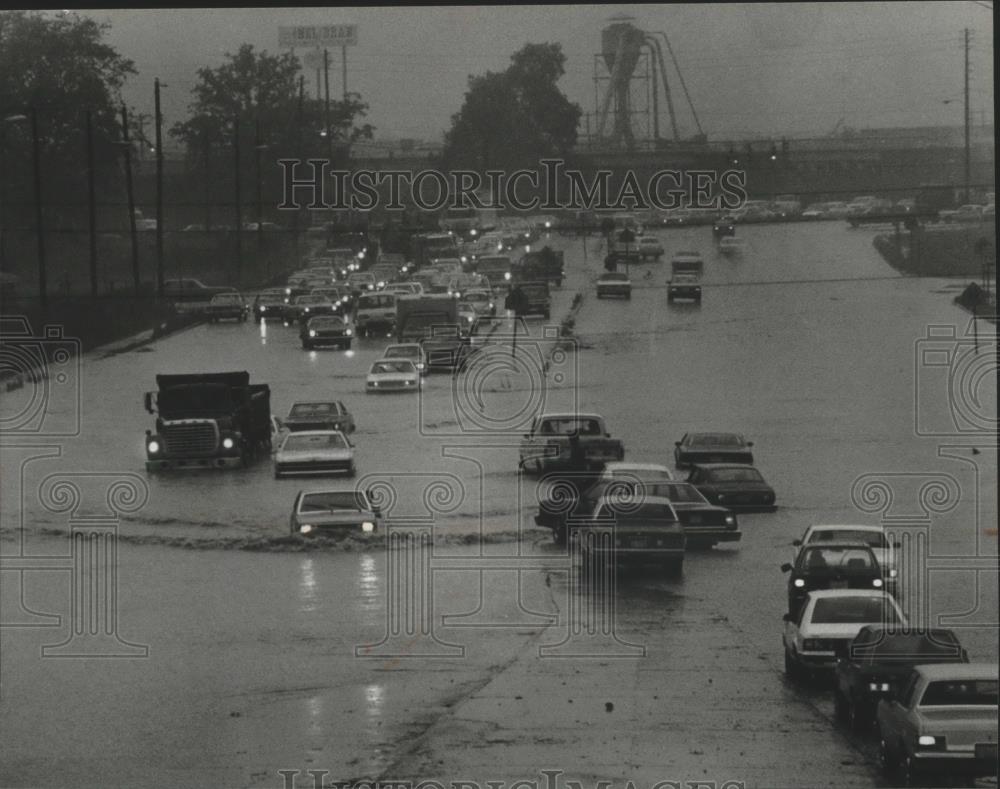 1982 Press Photo Rush hour motorists on flooded Tallapoosa Street, Birmingham - Historic Images