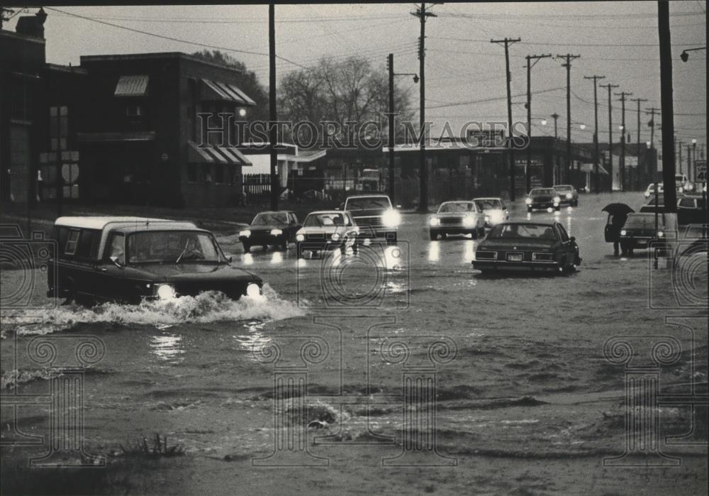 1983 Press Photo Cars struggle through floodwater at 26th Street in Birmingham - Historic Images
