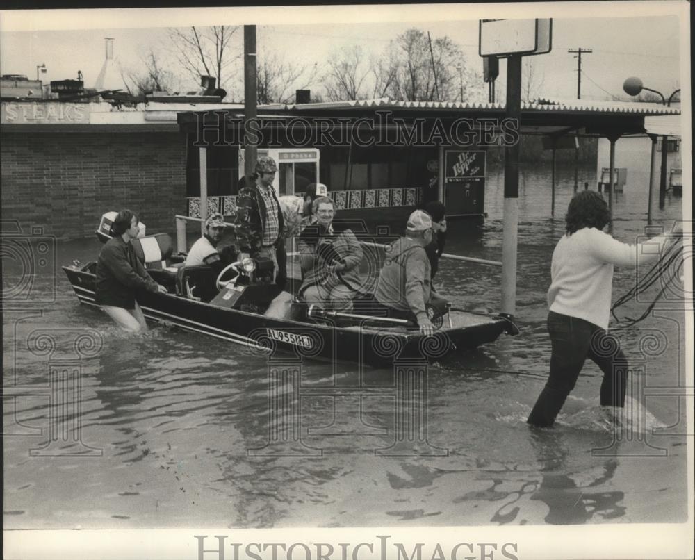 1983 Press Photo People being rescued in Flood Waters of Birmingham, Alabama - Historic Images