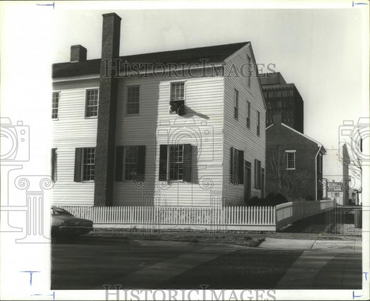 1979 Press Photo Workmen Finish Work on Constitution Hall, Huntsville, Alabama - Historic Images