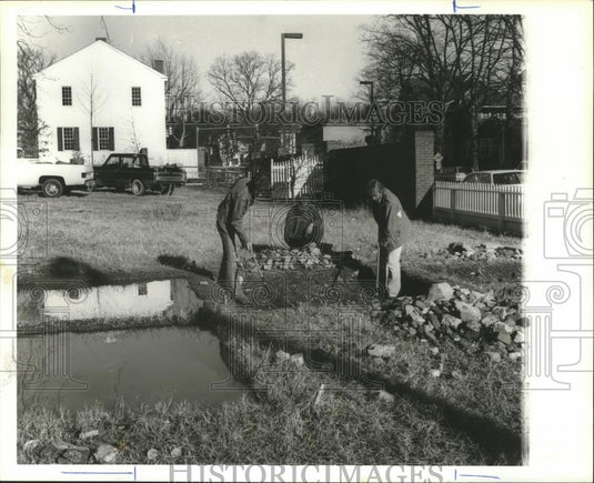 1979 Press Photo Huntsville, Alabama, Parks: Constitution, Workers find Artifact - Historic Images