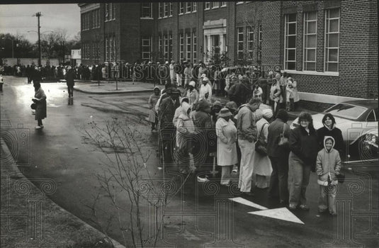 1982 Press Photo People lined up for Free Cheese in Birmingham, Alabama - Historic Images