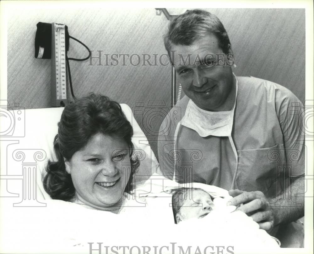 1988 Press Photo Karen, Randy Coker with son Christopher at Brookwood Medical - Historic Images