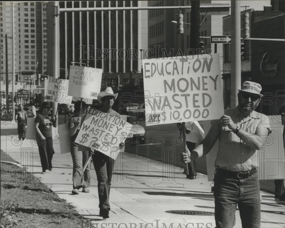 1979 Press Photo County Teachers Union Pickets Principals&#39; workshop, Protesters - Historic Images