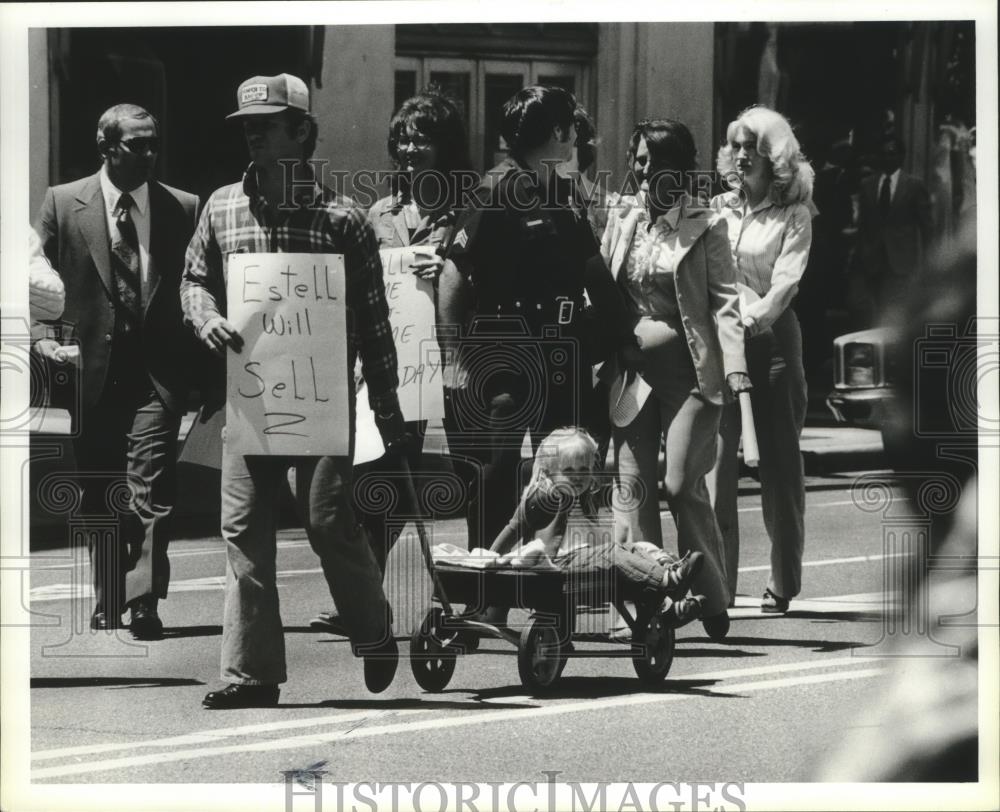 1979 Press Photo Birmingham, Alabama City Employees Protest-Families With Signs - Historic Images