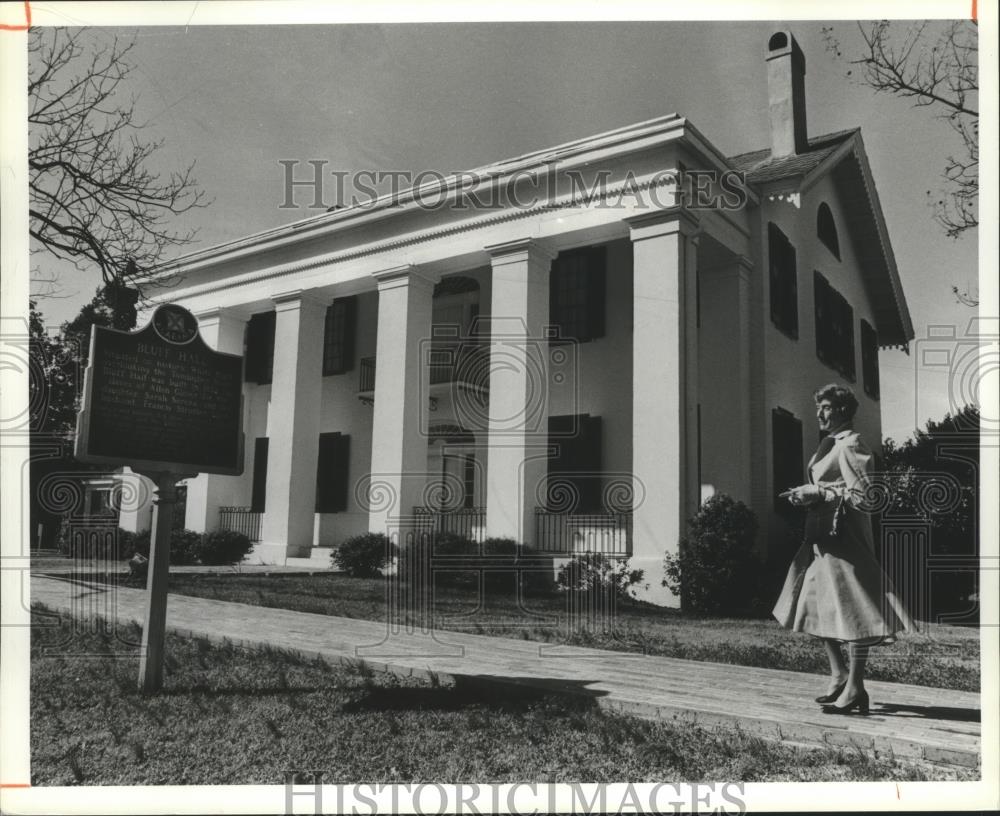 1980 Press Photo Mrs. Turner Walks by Bluff Hall, Demopolis, Alabama - abna15294 - Historic Images