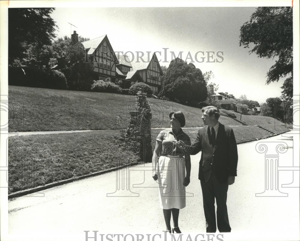 1980 Press Photo Mrs. Browne and Frazier in Forest Park, Alabama - abna15350 - Historic Images