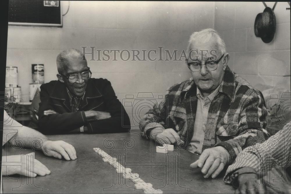 1989 Press Photo Johnni Leeth and Dexter Moody at Colony Center for Elderly - Historic Images