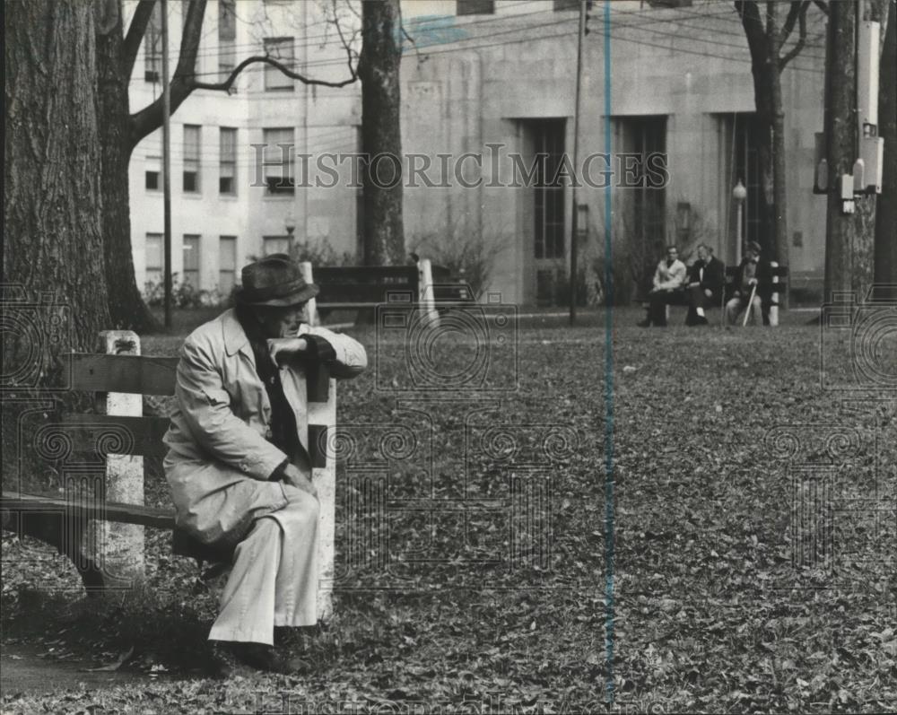 1980 Press Photo Elderly Man in Park sits on a bench alone - abna15372 - Historic Images