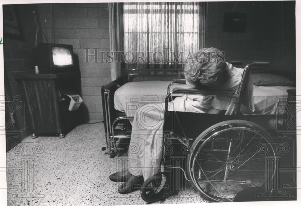 1989 Press Photo Elderly Patient slumped in Wheelchair in Nursing Home - Historic Images