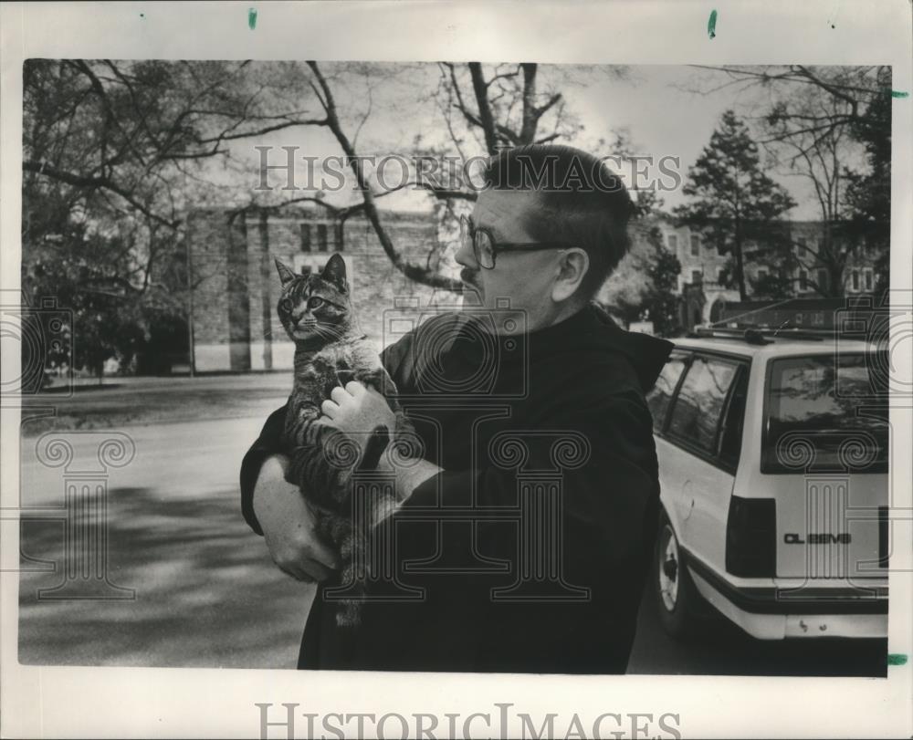 1991 Press Photo St. Bernard&#39;s, Brother Augustine &amp; Cat, Cullman, Alabama - Historic Images