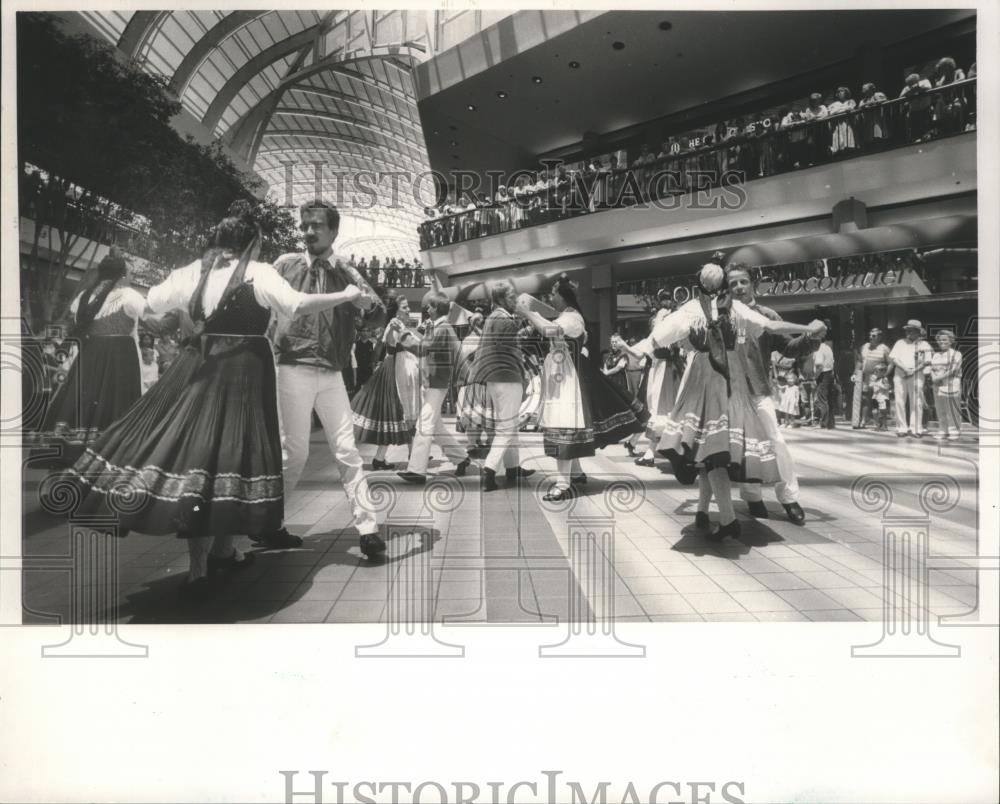 1988 Press Photo Burgwald Dance Group at the Galleria Atrium, Birmingham - Historic Images
