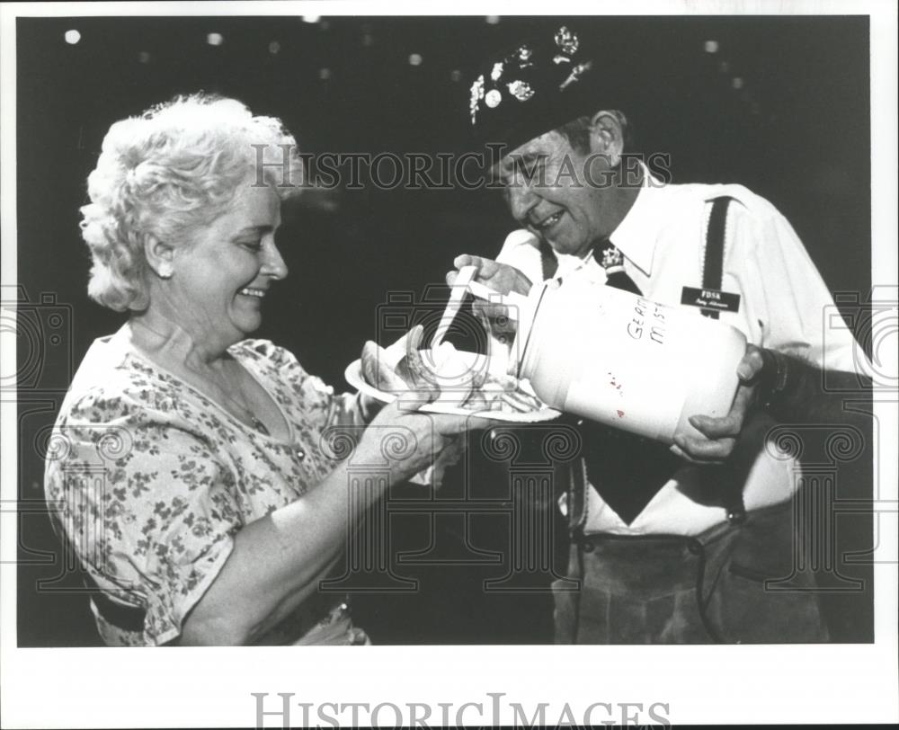 1990 Press Photo Pouring German Mustard at Oktoberfest, Birmingham, Alabama - Historic Images