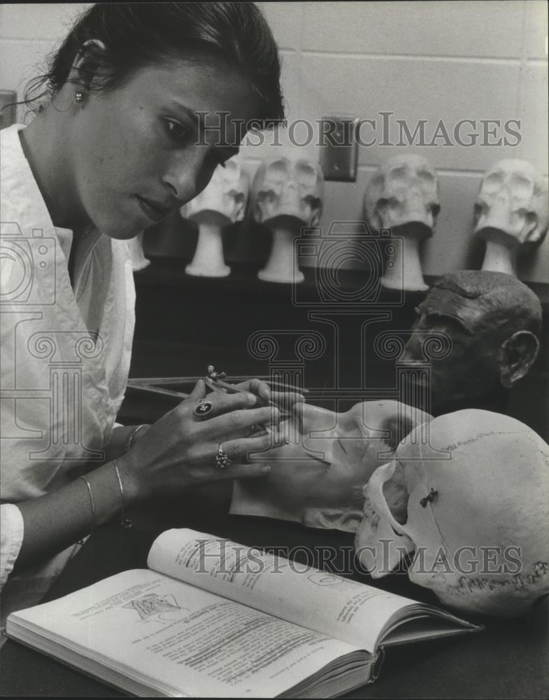 1989 Press Photo Renea Massey learns art of restoring facial features on Skulls - Historic Images