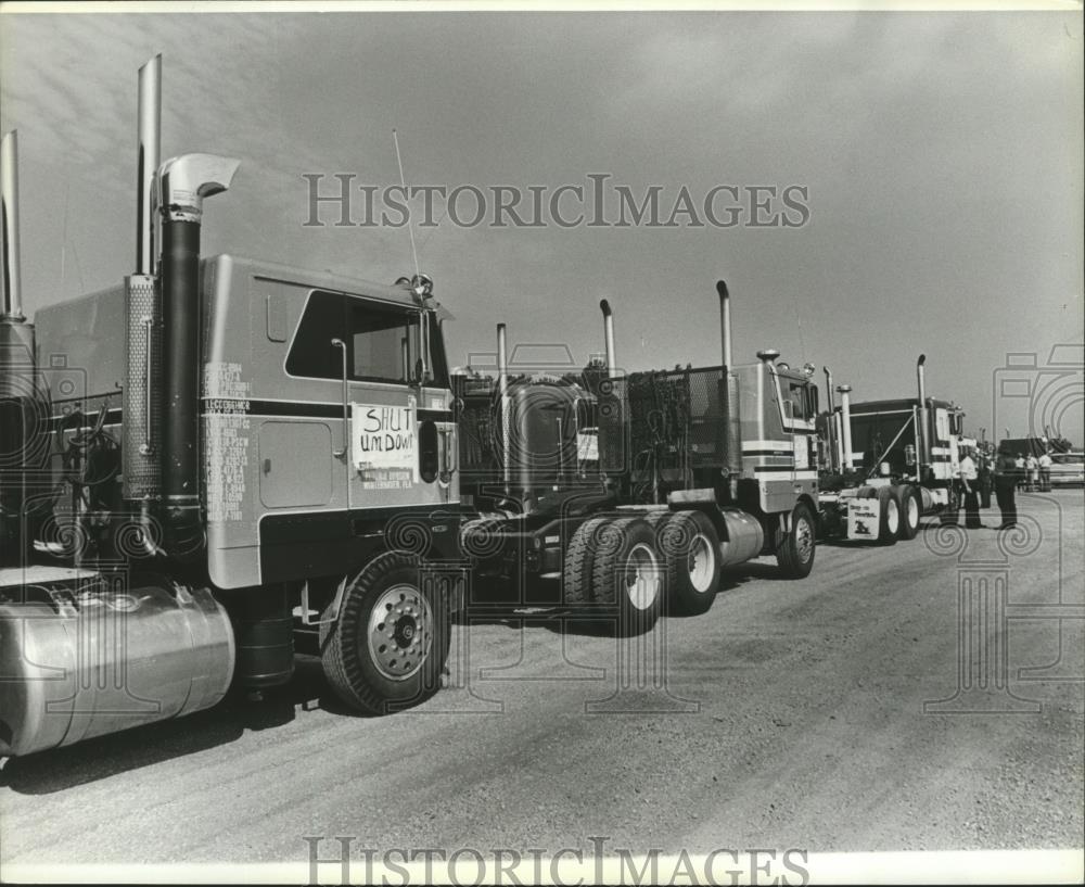 1979 Press Photo Line of Trucks at Protest, Strike - abna15731 - Historic Images